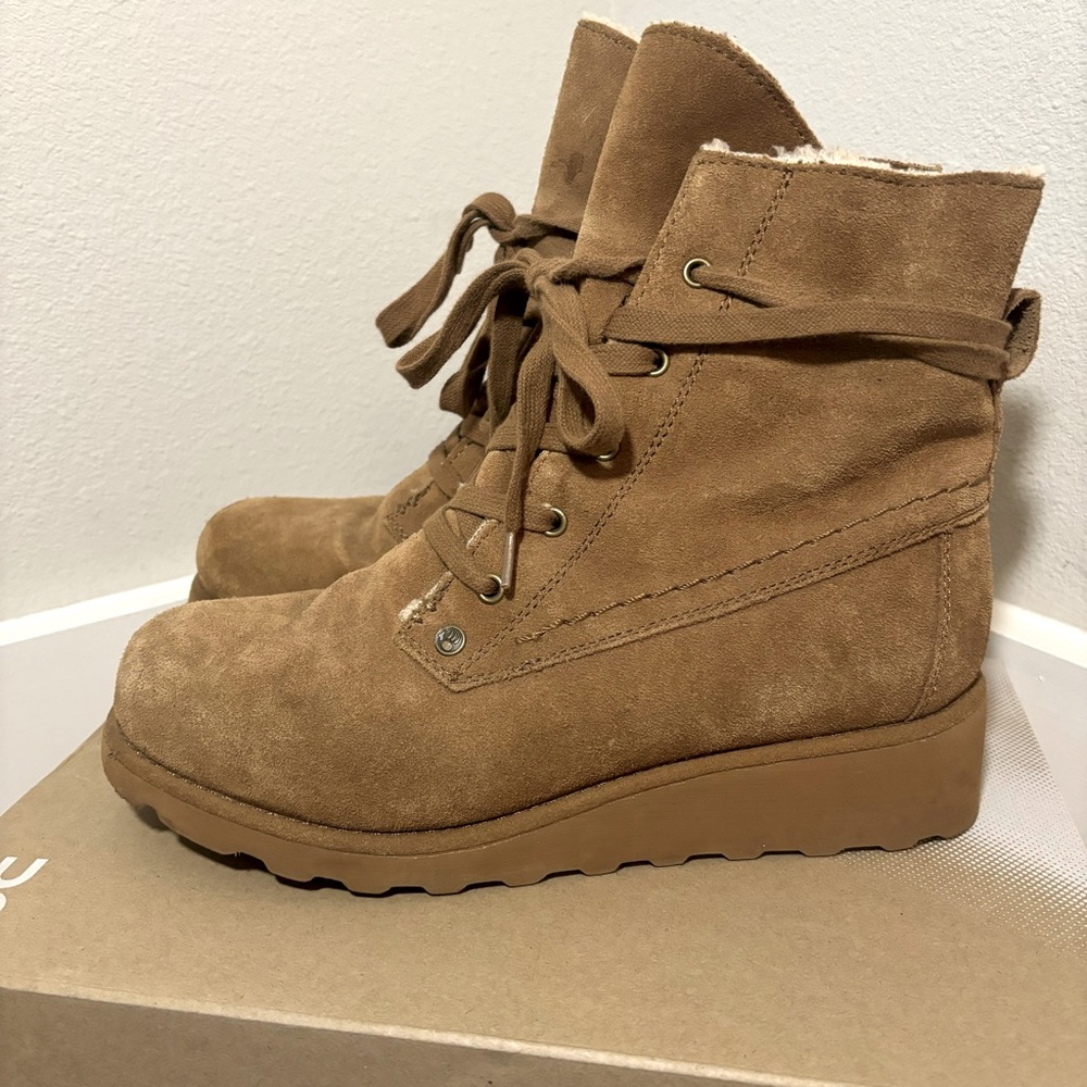 Women’s BEARPAW winter heeled boots - Women’s size 8